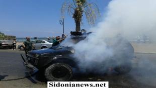 بالصور : اشتعال سيارة رقيب اول في كورنيش صيدا وتحقيقات حول اسباب الحريق وعما اذا كان احتجاجا على ازمة البنزين