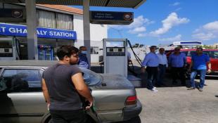 بالصور : صيدا .. استئناف تعبئة البنزين عبر منصة البلدية وتوجّه لزيادة عدد المحطّات المعتمدة