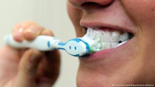 متى يفضّل تنظيف الأسنان قبل أم بعد الإفطار؟ ... خبراء يجيبون