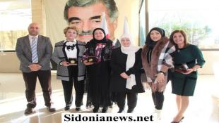 بالصور : بهية الحريري منحت ميدالية مؤسسة الحريري للعطاء المستمر لثلاث معلمات من مدرسة صيدا المتوسطة المختلطة الرسمية