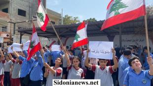 بالصور : وقفة تضامنية  لتلامذة العمانية الرسمية في صيدا  تنديدا  بالغارة الإسرائيلية التي استهدفت باصا في النبطية