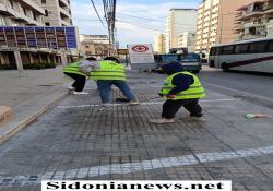 بالصور : فرق معطي غروب تقوم بكنس الطرقات في صيدا بعد الاعتداء الاسرائيلي على عمارة المقاصد