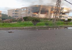 بالفيديو :عاجل صباحا : غارة على مبنى سكني في جادة نبيه بري في حارة صيدا والنيران إشتعلت في الشقة المستهدفة
