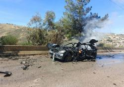 بالصور : إسرائيل تغتال صحافيين لبنانيين في غارة على طريق جزين : استشهاد الاعلاميين علي شعيب وفاطمة فتوني وشقيقها وموجة استنكار عارمة