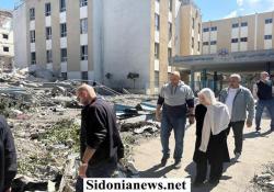 بالصور : بهية الحريري تتفقد أضرار العدوان الإسرائيلي في ثانوية البهاء وتلتقي مندوبالمدارس الكاثوليكية في الجنوب الأب جهاد فرنسيس