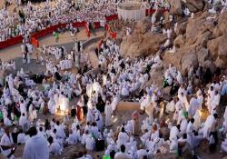 يوم عرفة... توافد الحجاج إلى جبل عرفات لأداء ركن الحج الأعظم