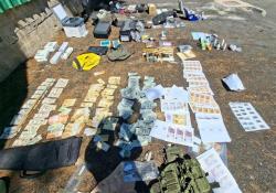 بالصور: الجيش اللبناني يوقف 6 مطلوبين ويضبط معملًا لتزوير العملات والمستندات الرسمية وكمية من المخدرات والأسلحة والذخائر الحربية