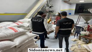 بالصور : مفتشو وزارة الاقتصاد سطروا محاضر ضبط بحق احد المتاجر في شرق صيدا وجولة لعناصر امن الدولة على محطات الوقود