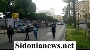 بالصور : قطع الطرفات المؤدية الى سراي صيدا الحكومي بالسيارات والعوائق الحديدية