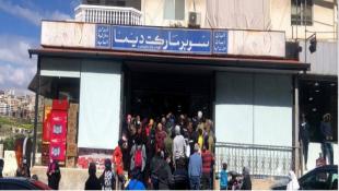 "الاقتصاد" وأمن الدولة يلزمان محلين بحارة صيدا بعرض سلع مدعومة بعد حجبها