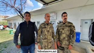 بالصور : الرائد غاريوس خلال مؤتمر صحفي لادارة الجمارك في الزهراني  : توقيف ستة اشخاص يقومون بعملية تهريب اسمدة زراعية مزورة تضر بالمحاصيل والتربة وهم خمسة لبنانيين وسوري واحد