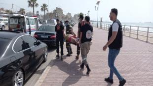 عناصر اطفاء بلدية صيدا انقذوا شابين من الغرق في بحر صيدا وتم نقلهما من قبل فوج الانقاذ والدفاع المدني الى المستشفى للمعالجة