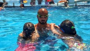 بالفيديو: فرصة هامة لتعليم الأبناء  السباحة بإشراف بطل السباحة المدرب خليل عمر حمزة إبتداءً من 4 سنوات / Swim like a PRO - 2021