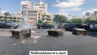 بالصور : اقفال طرقات في صيدا بحاويات النفايات المشتعلة وبعض المحال التجارية في السوق التجاري احتجاجا على الارتفاع الجنوني للدولار