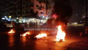 بالصور : ليلا : قطع طرقات في صيدا بالإطارات المطاطية المشتعلة إحتجاجا