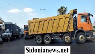 سائقو الشاحنات قطعوا الطريق بآلياتهم عند الاولي في صيدا احتجاجا على عدم توافر مادة المازوت  منذ اسبوعين