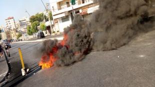 بالصور :  قطع طرقات في صيدا احتجاجا على الارتفاع الجنوني للدولار