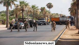بالصور : سائقو الشاحنات قطعوا الطريق عند المدخل الشمالي لمدينة صيدا احتجاجا على نقاذ المازوت ومواطنون قطعوا الطريق قبالة مرفأ صيدا الجديد