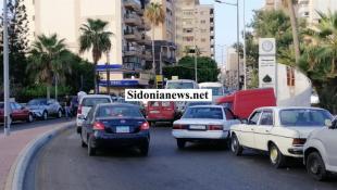 بالفيديو والصور:  طوابير السيارات بالمئات أمام المحطات مجددا في صيدا ...أهلا بكم على بوليفار صيدا - بيروت والمرور بالقطارة