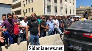 بالصور : النائب أسامة سعد وشباب التنظيم يستكملون جولاتهم على محطات الوقود في صيدا لطرد الشبيحة وفارضي الخوات