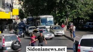 بالفيديو والصور:  قطع ساحة النجمة والطريق البحرية في صيدا من قبل اصحاب السيارت والشاحنات احتجاجا  على