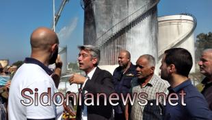 بالصور: وزير الطاقة وليد فياض يتفقد حريق خزان الزهراني وفرق إطفاء بلدية صيدا شاركت في إخماده مع الدفاع المدني