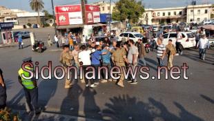 إشكال وتكسير زجاج سيارة خلال قطع طرق ساحة النجمة بصيدا والجيش يتدخل