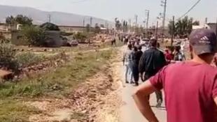 بالصور: في وادي خالد... توتر ومحاولة اقتحام ثكنة للجيش