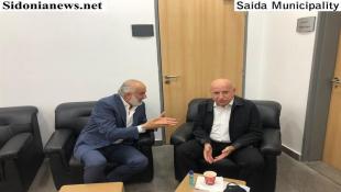 بالصور : الشماس مثل رئيس بلدية صيدا في حضور مباراة لبنان / إيران في مدينة الحريري الرياضية بصيدا ... حيدر حيا بلدية صيدا ورئيسها والشماس نقل له عتب فاعليات ورؤساء أندية رياضية