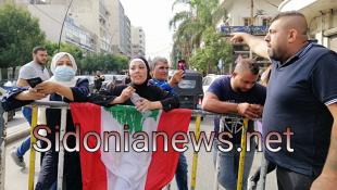 بالفيديو والصور:   محتجون يقطعون الطريق في ساحة النجمة وفتح الطريق  أمام مؤسسة كهرباء لبنان في صيدا