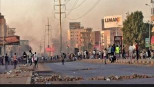 أكبر عدد من القتلى منذ الانقلاب... تظاهرة ضخمة وقنابل مسيّلة للدموع في السودان