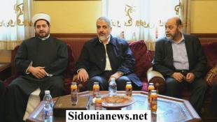 بالصور : مشعل والوفد المرافق يؤدي صلاة الجمعة في مسجد الشهداء ويلتقون المفتي حبّال