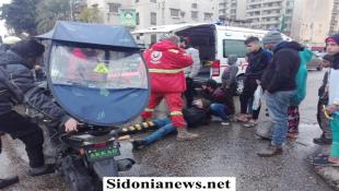بالصور : جريح بحادث صدم عند دوار ايليا في صيدا
