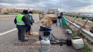 بالصور:فرق الصيانة في وزارة الأشغال باشرت إصلاح الأضرار على جسر وادي الزينة بطلب من بلدية جدرا