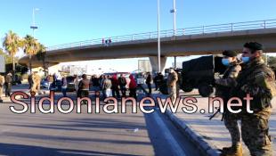 بالصور:  إنتهاء تحرك  للسائقين العموميين عند جسر الأولى ولا قطع للطرق في صيدا .. والجيش اللبناني متواجد