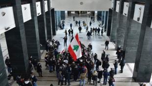 أهالي ضحايا انفجار المرفأ اقتحموا  قصر العدل  في بيروت بعد اعتصام حاشد