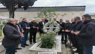 بالصور : وفد من حزب الله وضع إكليلا على ضريح الشهيد معروف سعد في صيدا بذكرى اغتياله