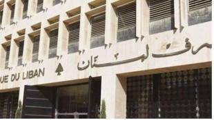 "المركزي" ينزف آخر الاحتياطيات ويعجز عن اللحاق بالدولار
