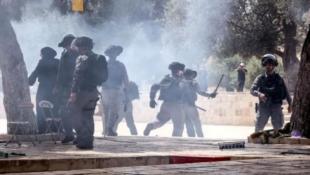 إصابة عشرات الفلسطينيين بجروح وحالات اختناق جراء اعتداء الشرطة الإسرائيلية عليهم بباحات المسجد الأقصى