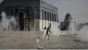 الشرطة الإسرائيلية تقتحم المسجد الأقصى في يوم القدس... مواجهات وسقوط جرحى فلسطينيين