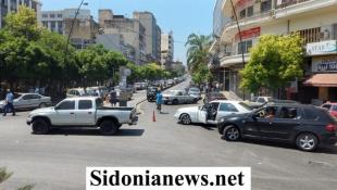بالصور : قطع الطريق في ساحة النجمة في صيدا من قبل السائقين العموميين احتجاجا على ارتفاع صفيحة البنزين