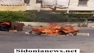 بالصور .. أهالي منطقة سيروب يقطعون الطريق احتجاجاً