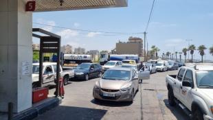 طوابير سيارات امام بعض محطات الوقود في مدينة صيدا