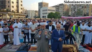 بالصور: صلاة عيد الأضحى المبارك الجامعة في الهواء الطلق في صيدا بإمامة الشيخ أحمد العمري وحضور الدكتور بسام حمود