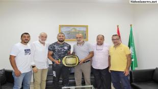 بالصور : البطل محمد الغربي يهدي حزام البطولة للدكتور بسام حمود