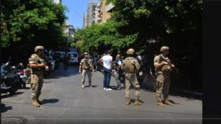 بالصور :  مودع مسلّح يحتجز عملاء وموظّفين داخل مصرف في الحمراء... والجيش يطوّق المكان!