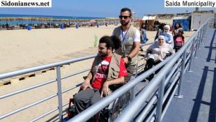 بالصور : الحركة الإجتماعية تدشن بالشراكة مع بلدية صيدا  مدخلاً خاصاً لذوي الإحتياجات الخاصة  على شاطىء المسبح الشعبي