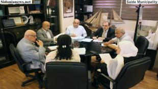 بالصور: المباشرة برفع النفايات من الشوارع ...بدعوة من السعودي.. اجتماع في بلدية صيدا بمشاركة نائبيها وفاعلياتها يبحث في قضايا المدينة وحل مشكلة النفايات