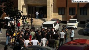بالصور : وقفة احتجاجيه لشباب صيدا القديمة للمطالبة بتسلم جثه الشاب المغدور شحاده رجب