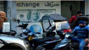 هكذا تُدار لعبة الدولار في السوق السوداء
